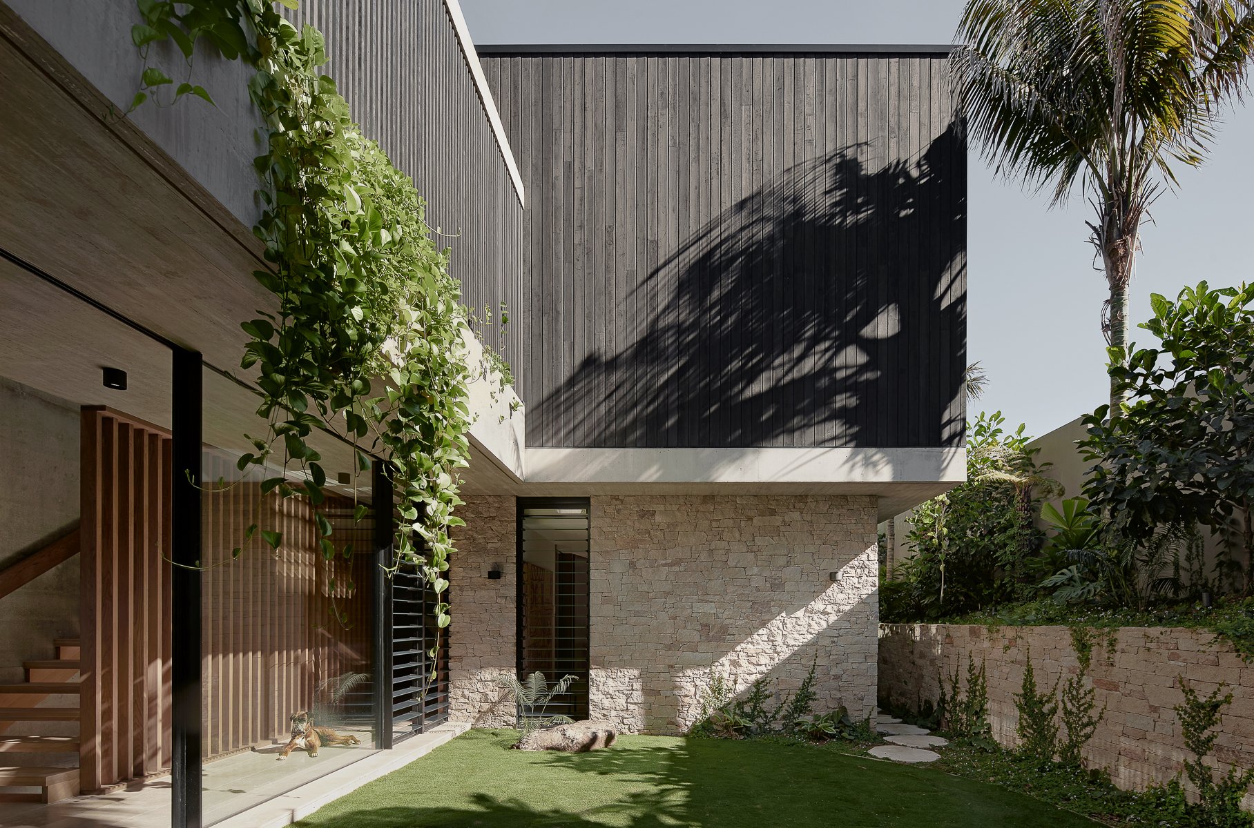 shaun-lockyer-architects-morgan-facade-courtyard-landscaping.jpg